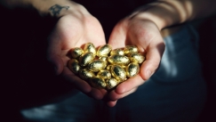 Ένα μυστηριώδες χρυσό αυγό βρέθηκε στην Αλάσκα: Οι επιστήμονες λένε πως δεν έχουν ξαναδεί κάτι τέτοιο 