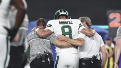 O Ααρον Ρότζερς αποχωρεί υποβασταζόμενος