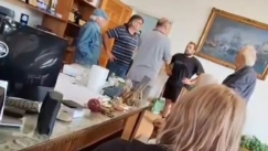 O πολίτης που «έφαγε» το χαστούκι από τον Μπέο του ζήτησε συγγνώμη: «Είσαι 26, έχεις δικαίωμα να κάνεις κι άλλα λάθη» (vid)