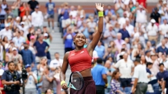 Η Κόρι Γκοφ χαιρετάει το κοινό