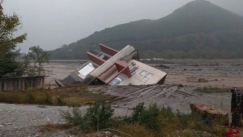 Το ποτάμι παρέσυρε τριώροφο κτίριο στο Μουζάκι στο οποίο ήταν και γυμναστήριο 