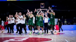 Οι Λιθουανοί πανηγυρίζουν τη νίκη κόντρα στις ΗΠΑ.