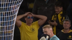 Οπαδός της ΑΕΚ πανηγύρισε την γκολάρα του Σιντιμπέ φορώντας γυαλιά ηλίου και κρατώντας το κεφάλι του (vid)