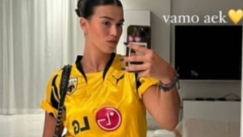 Η Σοφία Αλμέιδα ντυμένη με τη φανέλα της ΑΕΚ έστειλε μήνυμα στήριξης μετά τον αποκλεισμό από το Champions League