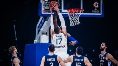 Ο Θανάσης Αντετοκούνμπο σταματάει τον Γιόνας Βαλαντσιούνας. 