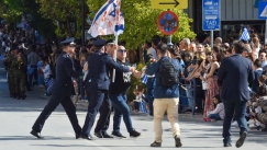 Επεισόδιο στην παρέλαση της Λάρισας: Άνδρας προσπάθησε να εισβάλλει με σημαία του Ισραήλ (vid)