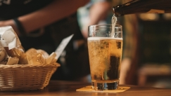 Η κλιμματική κρίση αλλάζει τα δεδομένα για τη μπύρα στην Ευρώπη: Θα είναι πιο ακριβή και δεν θα έχει ωραία γεύση, λένε οι ειδικοί