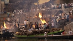 «Η πόλη του θανάτου»: Εκεί όπου οι άνθρωποι πεθαίνουν με την ελπίδα να αναγεννηθούν (vid)