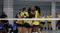 Η ομάδα βόλεϊ της ΑΕΚ πανηγυρίζει πόντο