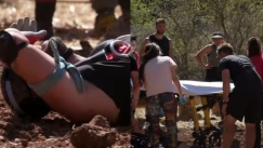 «Πάγωσαν» όλοι στη «Φάρμα»: Παίκτης τραυματίστηκε σοβαρά και αποχώρησε με φορείο (vid)