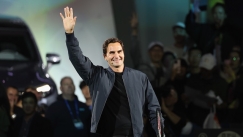 O Ρότζερ Φέντερερ χαιρετά το κοινό στη Σαγκάη