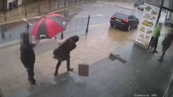 Η στιγμή που τραμπούκος πετάει πλάκα πεζοδρομίου στο κεφάλι γυναίκας επειδή φοράει χιτζάμπ (vid)