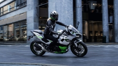 Η Kawasaki αλλάζει τα δεδομένα με την υβριδική Ninja 7 (vid)