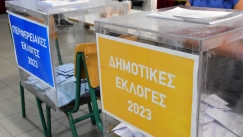 Ψηφοφόρος στην Λάρισα μπερδεύτηκε και έριξε στην κάλπη φάκελο με 175 ευρώ (vid)