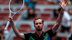 Ο Μεντβέντεφ χαιρετάει το κοινό