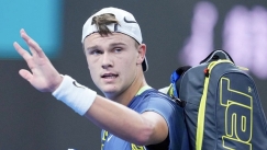 O Χόλγκερ Ρούνε χαιρετάει τον κόσμο