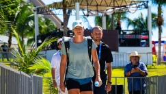 H Iγκα Σβιόντεκ με τον προπονητή της περπατάει