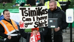 Μικρός φίλος της Λίβερπουλ ζητάει τη φανέλα του Τσιμίκα στο Ιρλανδία-Ελλάδα