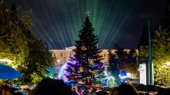 Μαγικές εικόνες στο κέντρο της Αθήνας: Άναψαν τα 24.000 φωτάκια στο χριστουγεννιάτικο δέντρο στο Σύνταγμα