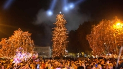 Φωταγωγήθηκε το ψηλότερο Χριστουγεννιάτικο δέντρο στην Ελλάδα και δεν είναι στην Αθήνα