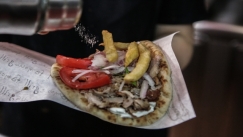 Οι Έλληνες «κόβουν» το σουβλάκι: Από «χρυσό» το αγαπημένο τους fast food (vid)