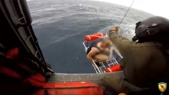 Ναυάγιο στη Λέσβο: Συγκλονιστικό βίντεο από τη στιγμή διάσωσης του Αιγύπτιου ναυτικού