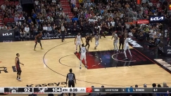 Ο Αντεμπάγιο καρφώνει πάνω στην άμυνα του Κλάξτον