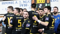 Οι παίκτες της ΑΕΚ στο χάντμπολ πανηγυρίζουν νίκη στο πρωτάθλημα