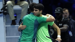 O Kάρλος Αλκαράθ αγκαλιάζεται με τον Νόβακ Τζόκοβιτς