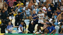 Αστυνομικοί χτυπούν οπαδούς της Αργεντινής