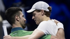 Τζόκοβιτς και Σίνερ συζητούν αγκαλιασμένοι