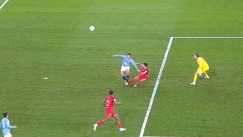 Δεν έδωσαν καθαρό πέναλτι στον Δουβίκα και ο Άσπας πέταξε κάτω την οθόνη του VAR (vid)