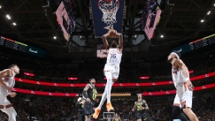 Ο Κέβιν Ντουράντ καρφώνει.