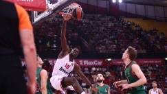 Ο Φαλ τρου Ολυμπιακού καρφώνει κόντρα στην Μπασκόνια.