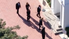 Τα «Φιλαράκια» αποχαιρέτησαν για τελευταία φορά τον Μάθιου Πέρι (vid)