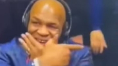 Ο Μάικ Τάισον σχηματίζει αετό με τα χέρια