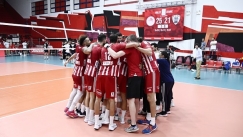 Οι παίκτες της ομάδας βόλεϊ του Ολυμπιακού μια αγκαλιά