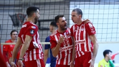Οι παίκτες του Ολυμπιακου στο βόλεϊ πανηγυρίζουν