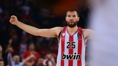 Ο Ολυμπιακός ευχήθηκε στον Πίτερς για τη γέννηση της κόρης του