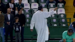 Όλα για τη νίκη η Λεόν, έβαλε μέχρι και ιερέα να ραντίσει το χορτάσει με αγιασμό (vid)