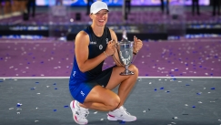 Η Ιγκα Σβιόντεκ με το τρόπαιο του WTA Finals