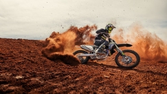 H Triumph «εισβάλλει» δυναμικά στο motocross με την TF 250-X (vid)
