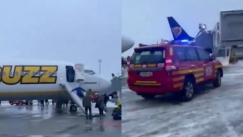 Τρόμος σε πτήση προς την Κρακοβία: Επιβάτες απομακρύνονται από το αεροπλάνο χρησιμοποιώντας τσουλήθρα έκτακτης ανάγκης (vid)