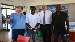 Στην Γκάνα ο Νίκος Δένδιας: Φωτογραφήθηκε με Οφορίκουε - Αμπονσά και ανακοίνωσε την κατασκευή γηπέδου ποδοσφαίρου
