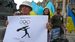 Διαδηλώτρια με πλακάτ κατά της ρωσικής συμμετοχής στους Ολυμπιακους Αγώνες