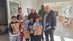 Ο Τάσος Δουβίκας έδωσε δώρα της Θέλτα στα παιδιά