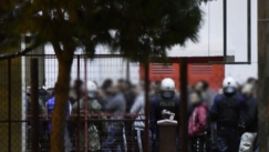 Ακρωτηρίασαν το πόδι του αστυνομικού που τραυματίστηκε από τη φωτοβολίδα: Δίνει μάχη για την ζωή του