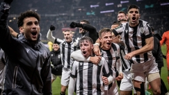 Οι παίκτες του ΠΑΟΚ πανηγυρίζουν τη νίκη επί της Άιντραχτ