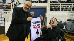 Η φανέλα του ΠΑΟΚ με το όνομα του Γιαννάκη. 