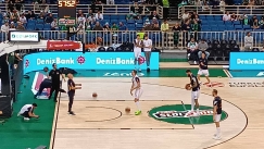Ο Μάριο Χεζόνια κάνει προθέρμανση.